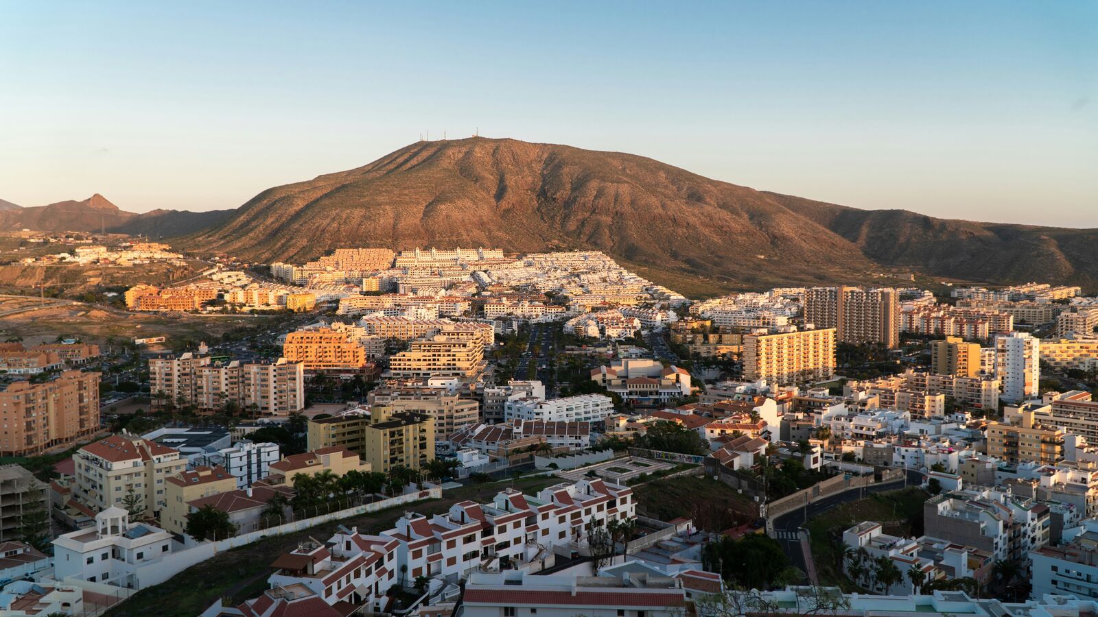 Vista de Los Cristianos y Costa Adeje, Tenerife Sur — Atlantic Keys asesor inmobiliario